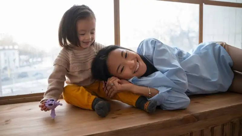 6 Cách giúp bố mẹ nuôi dưỡng mối quan hệ anh chị em tích cực