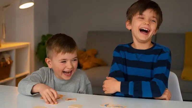 6 Cách giúp bố mẹ nuôi dưỡng mối quan hệ anh chị em tích cực