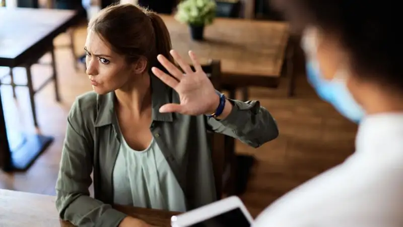 Đối phó với người hay phàn nàn? 6 cách để xoay chuyển tình thế