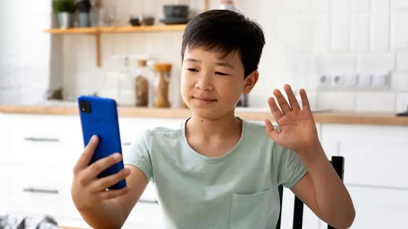 Làm thế nào để bảo vệ con bạn khỏi sự tiêu cực trên mạng xã hội