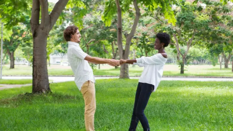 Cách tán tỉnh đúng và sai: Bí kíp thu hút và lỗi cần tránh