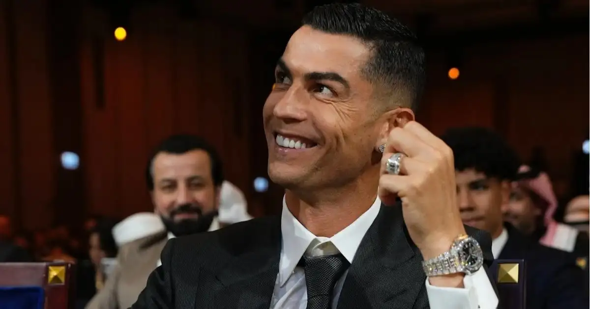 Ronaldo đeo đồng hồ kim cương giá hơn 19,5 tỷ đồng, giới mộ điệu trầm trồ