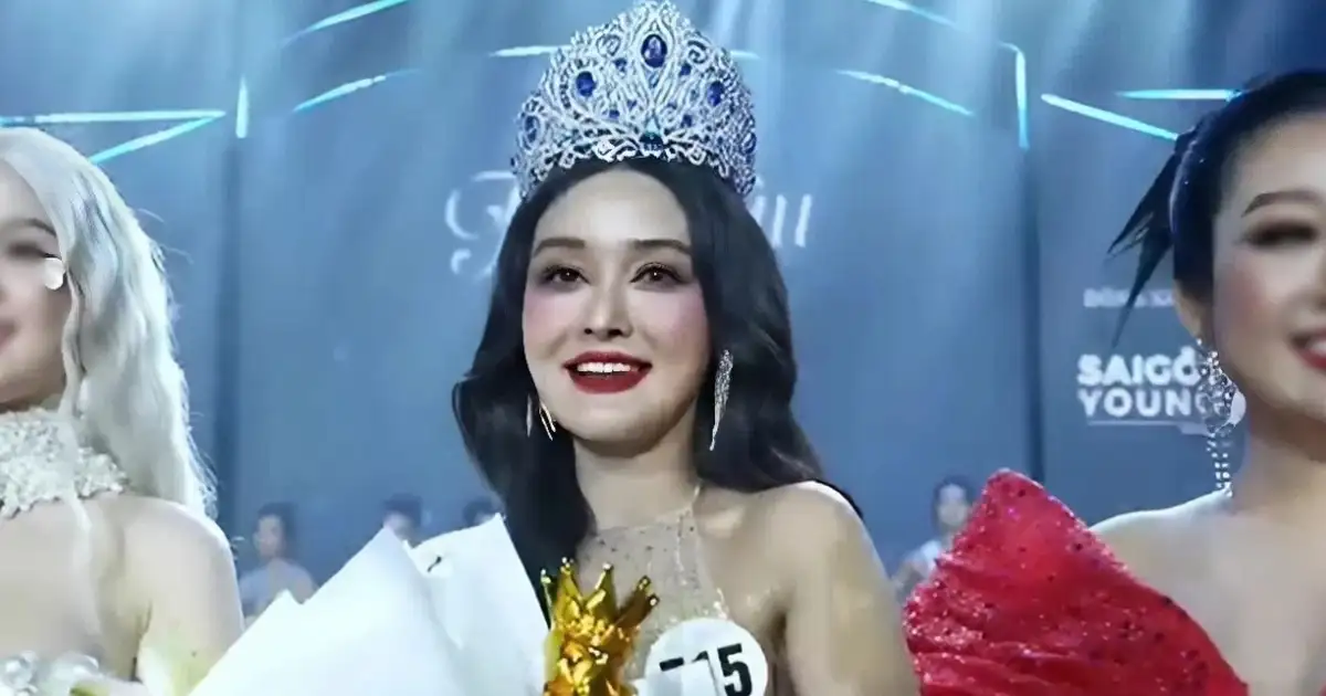 Vũ Thu Hằng đăng quang Hoa hậu Biển Việt Nam đúng khoảnh khắc năm mới